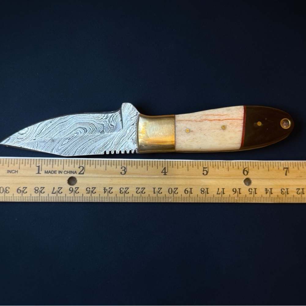 Handcrafted Damascus Steel skinning Knife with Leather Sheath - Picture 2 of 3